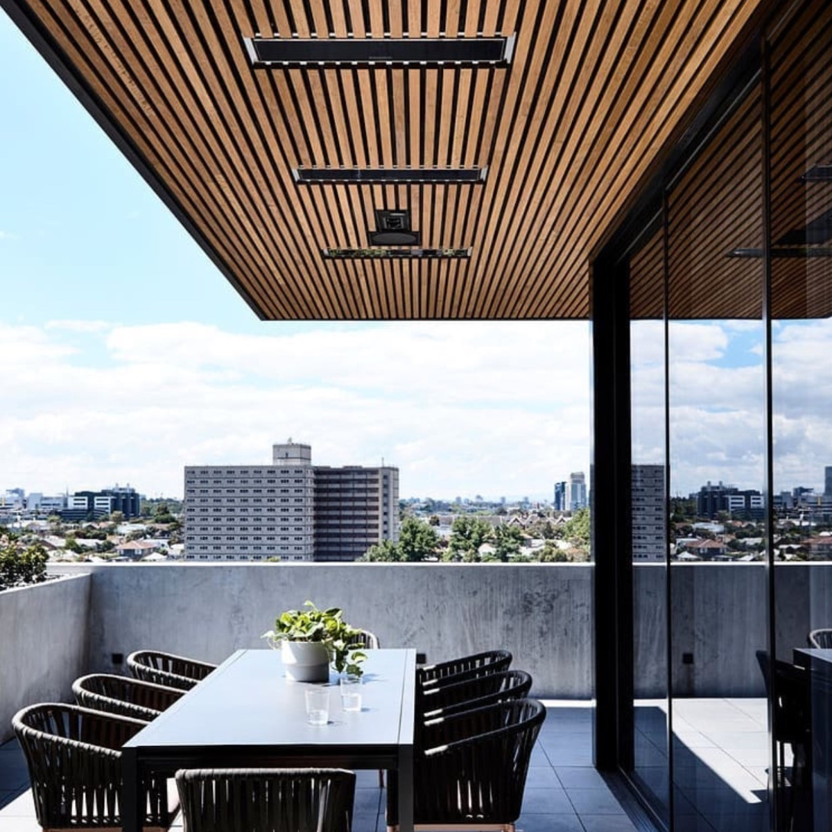 Rooftop moderno con calefactores Platinum 3400 instalados en techo de lamas madera, sin personas