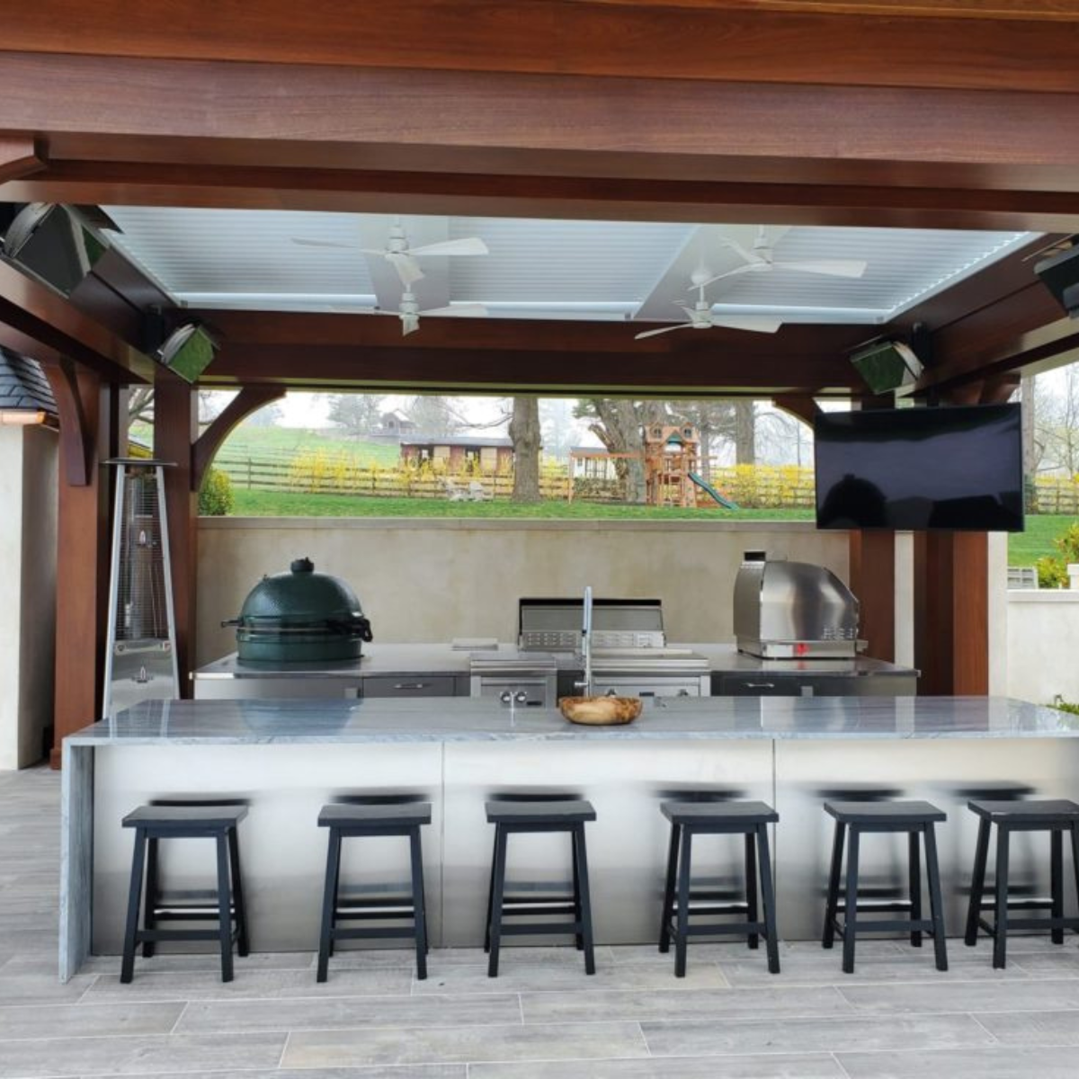 Calefactores Bromic Platinum 500 instalados en la terraza del jardín de una casa, calefacción exterior residencial