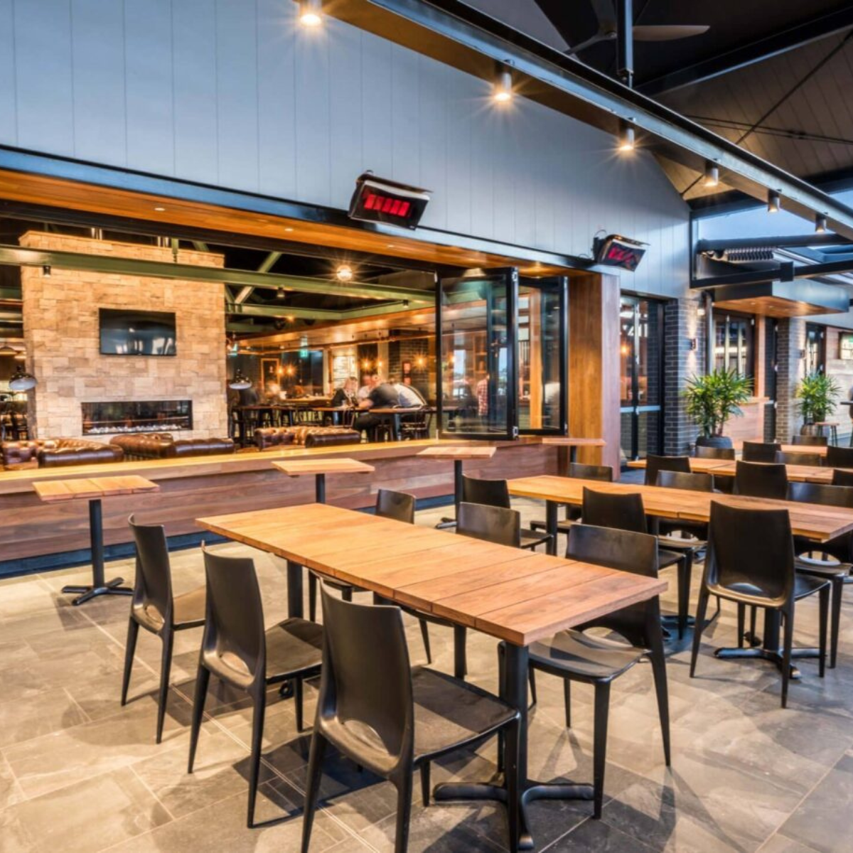 Calefactores Bromic Platinum 500 instalados en la terraza de un restaurante sin personas, ideal para calefacción exterior comercial