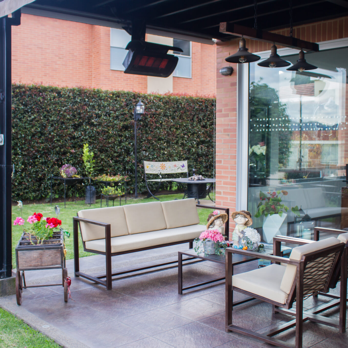 Calefactor Bromic Tungsten 300 en patio residencial techado, brindando confort térmico en exteriores del hogar