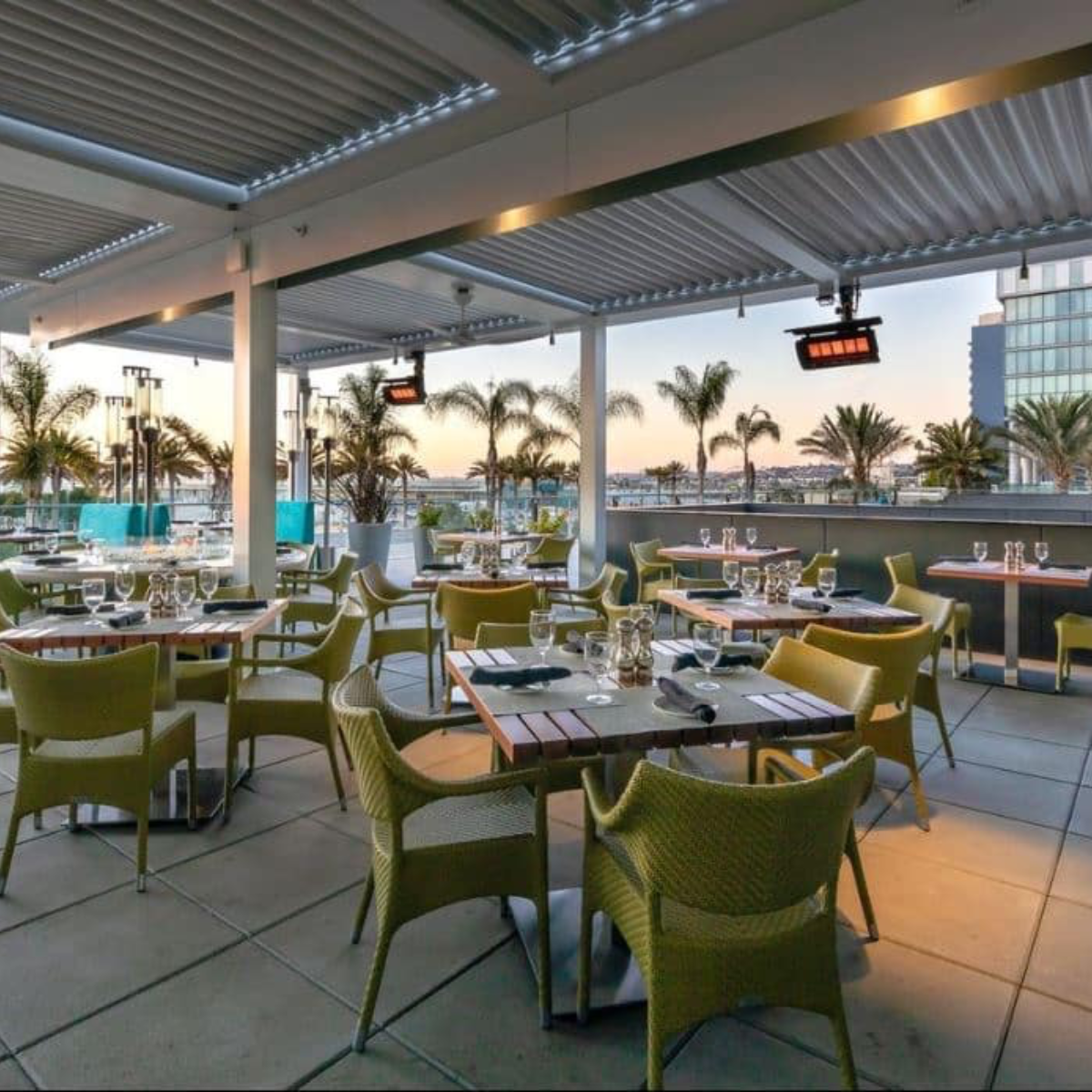 Terraza comercial techada equipada con calefactores Bromic Tungsten 300, ideales para restaurantes y hoteles