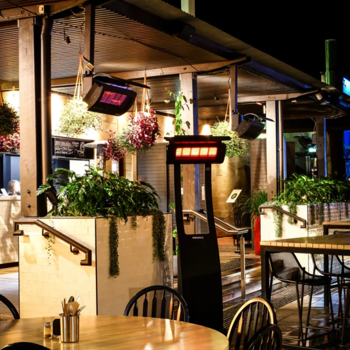 Calefactor portátil Tungsten 500 utilizado en restaurante en terraza al aire libre