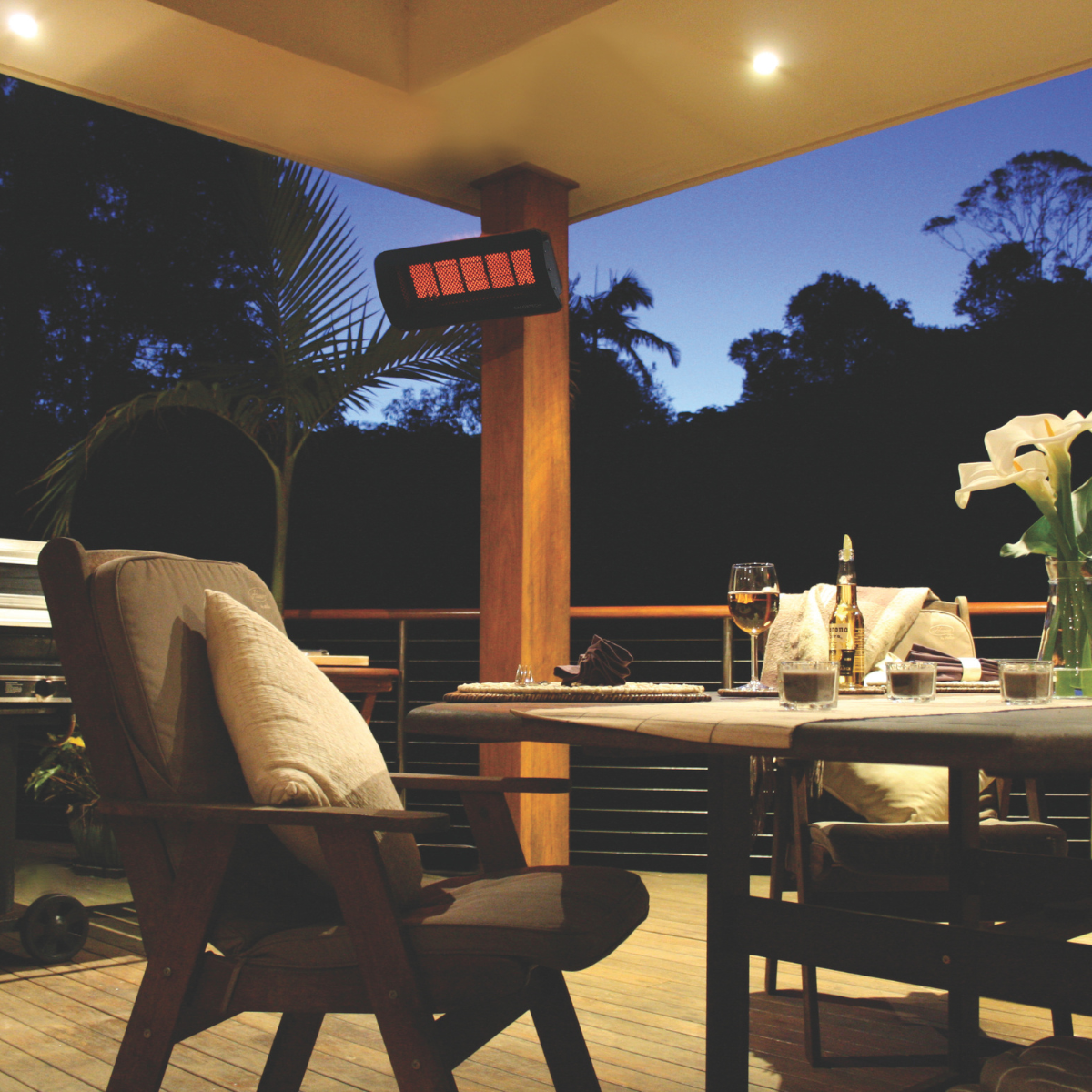 Calefactor Bromic Tungsten 500 instalado en terraza residencial de noche, creando ambiente cálido y elegante