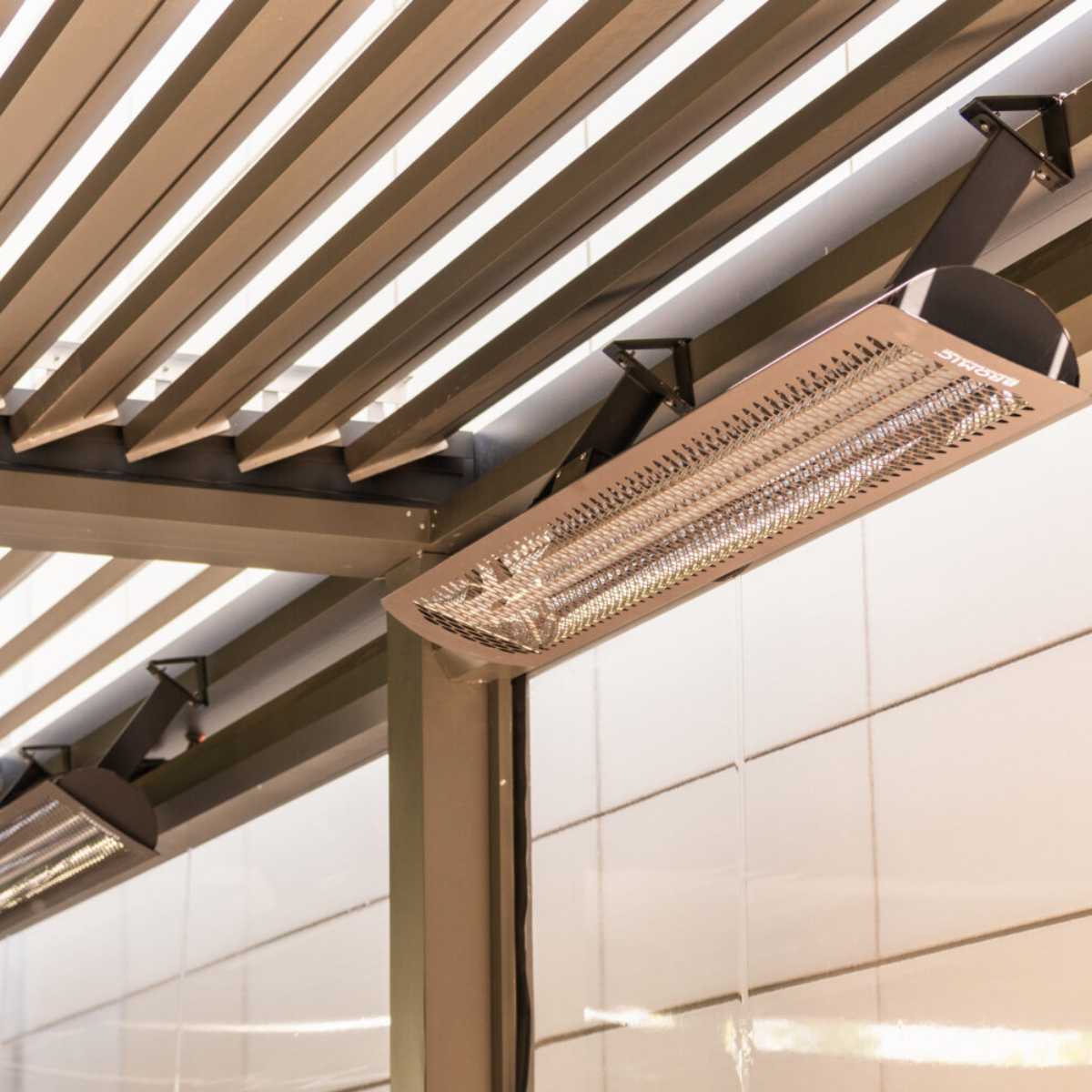 Calefactores Bromic Tungsten montados en techo de pérgola