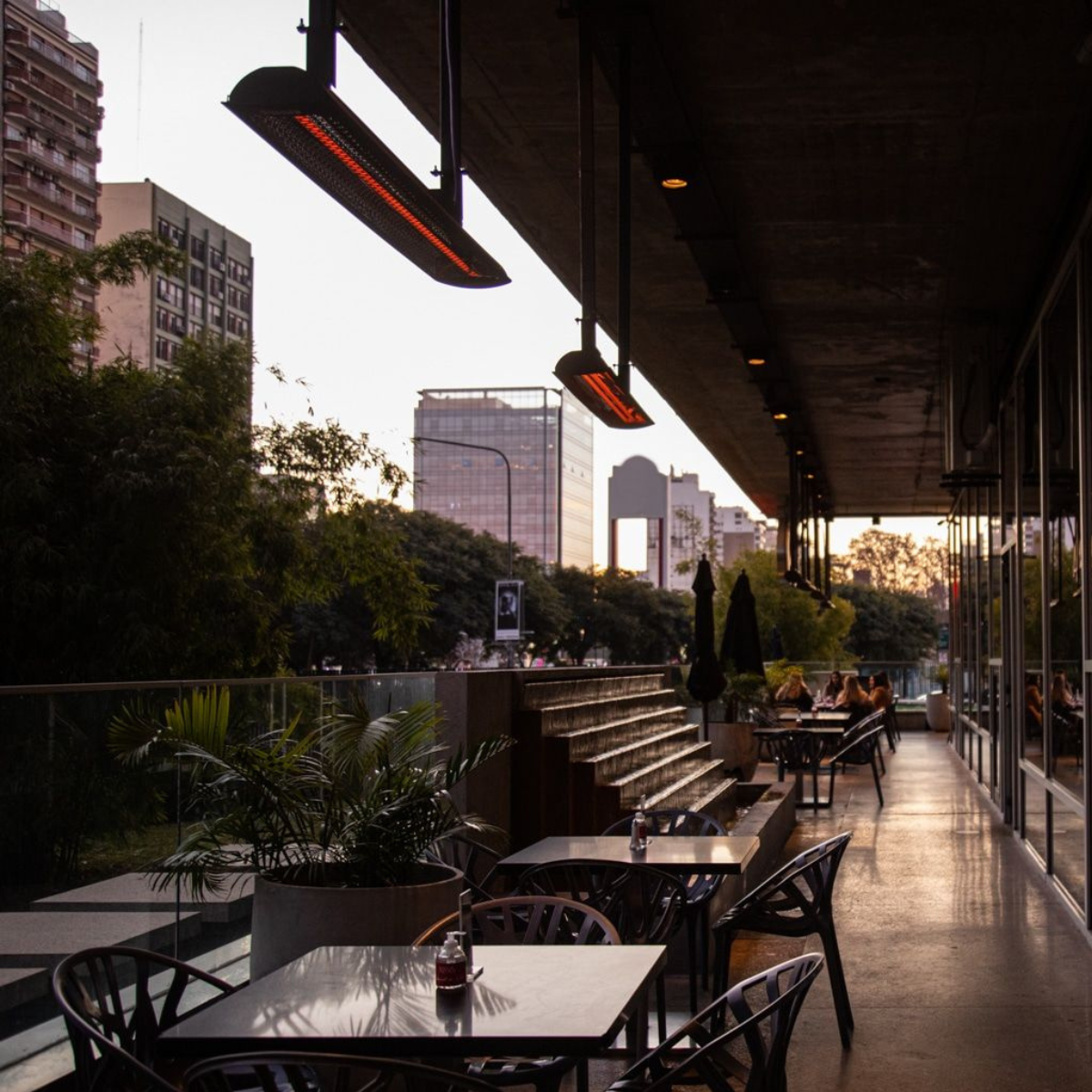 Calefactores de gas Bromic en terraza urbana al atardecer