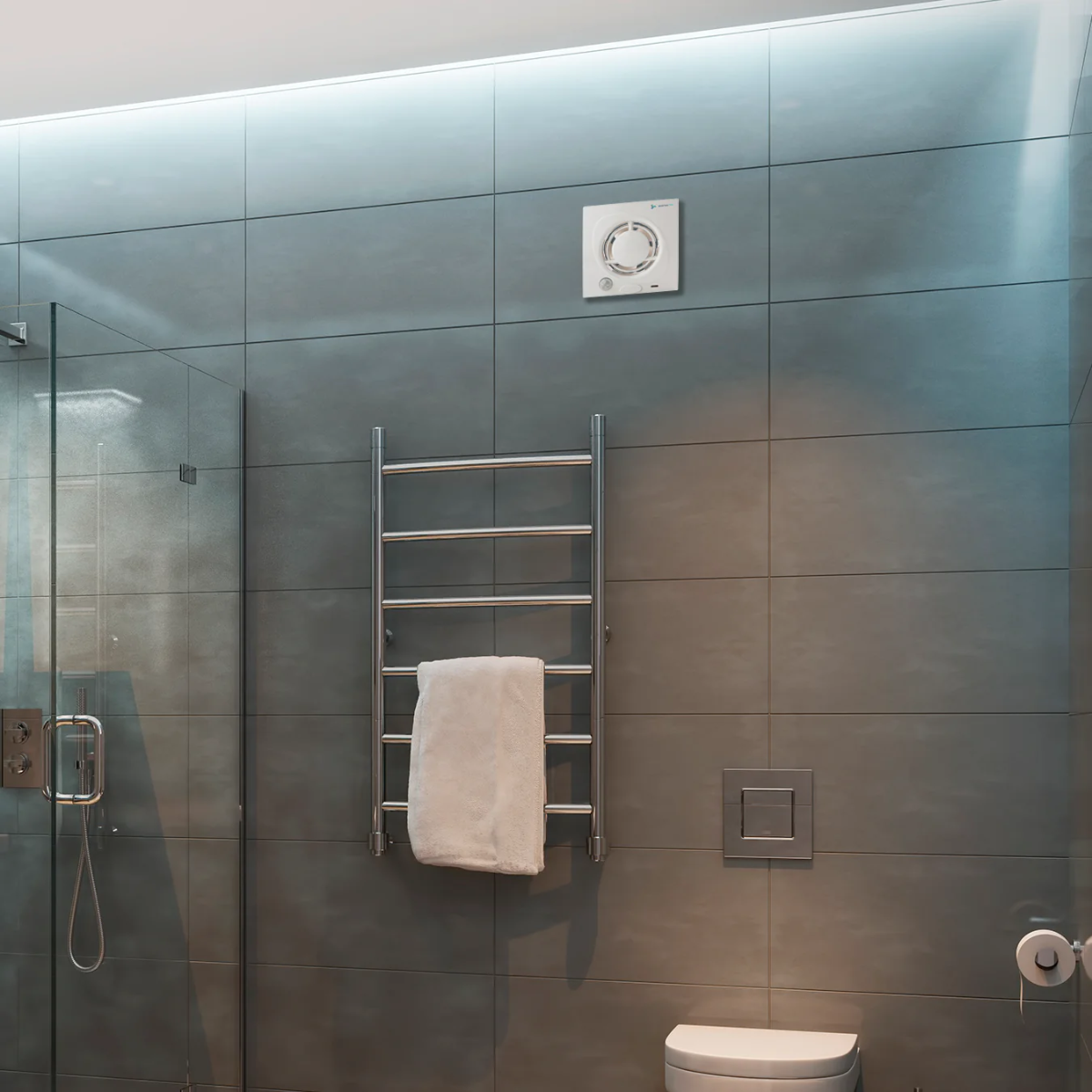 Extractor Masterfan blanco con sensor de activación automática para eliminar humedad y olores instalado en baño residencial
