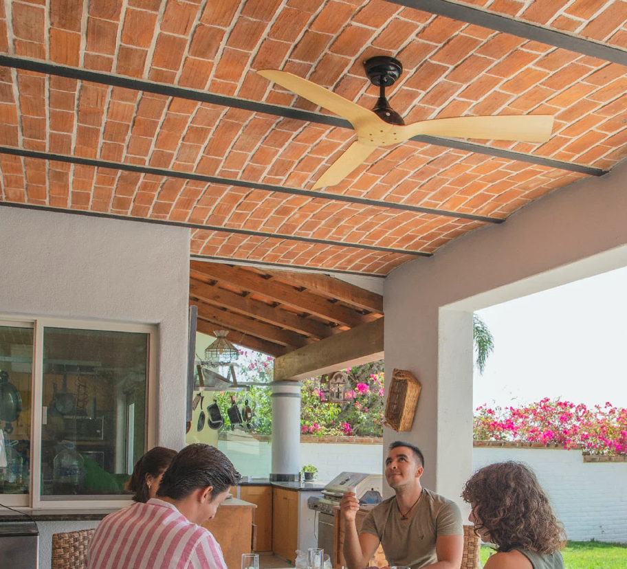 Ventilador Aqua 52″ Negro Fresno funcionando en espacio amplio