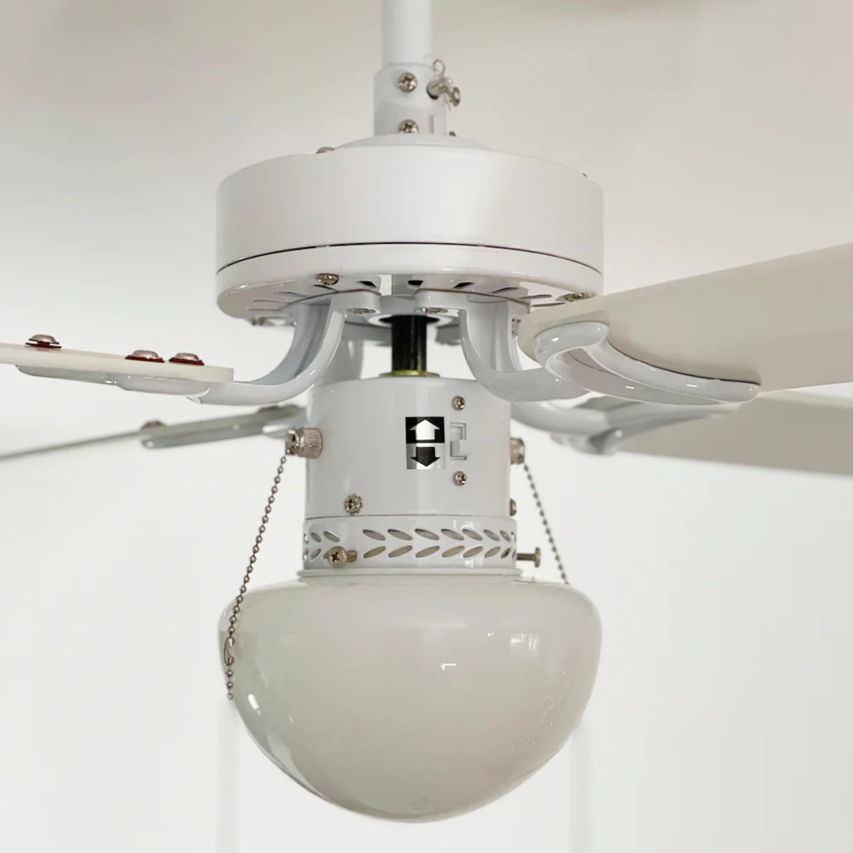 Ventilador Condesa 42″ Blanco instalado en sala