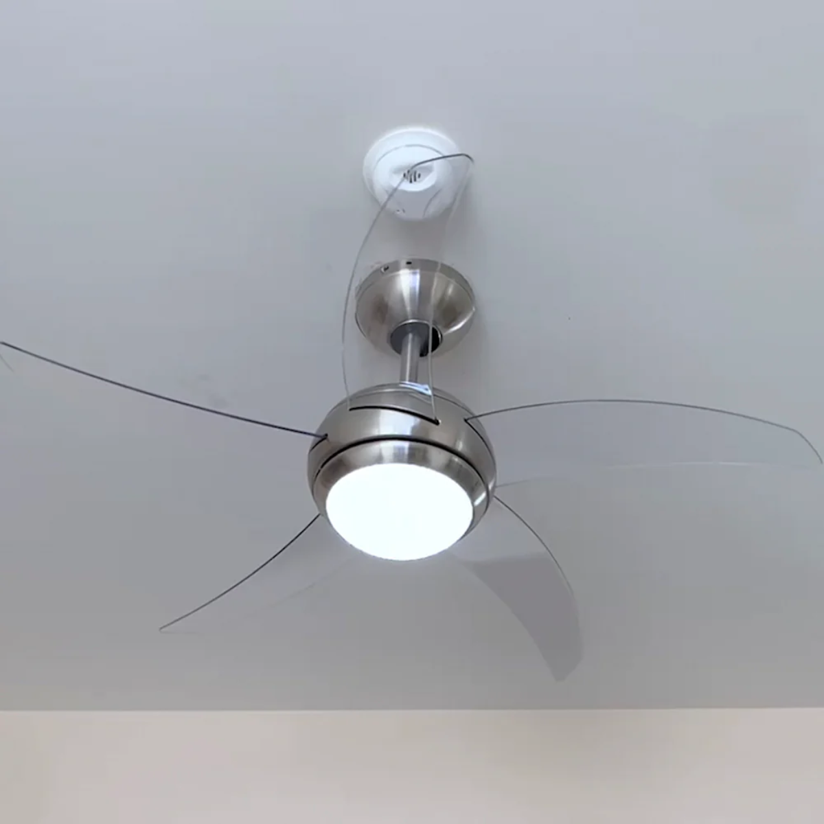 Ventilador Dubai 48″ satinado acrílico instalado en sala