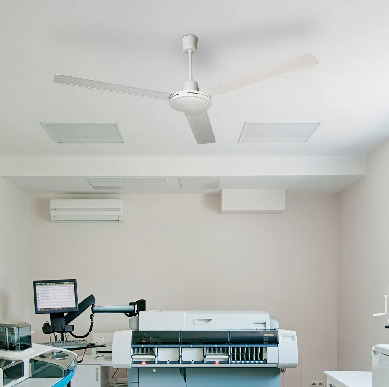 Ventilador Hércules 56″ Blanco instalado en sala amplia