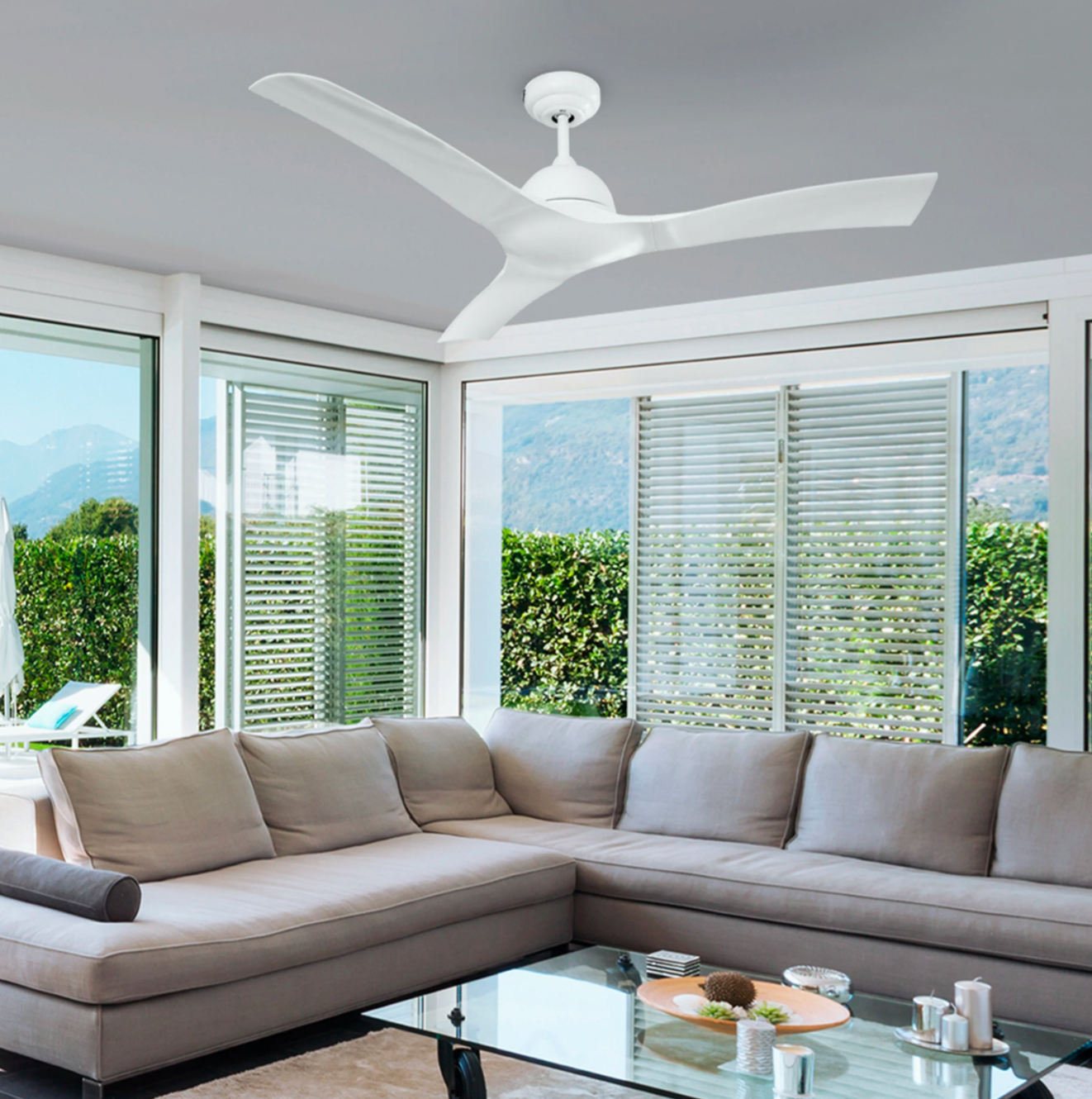 Ventilador Luna 52″ Blanco instalado en sala amplia