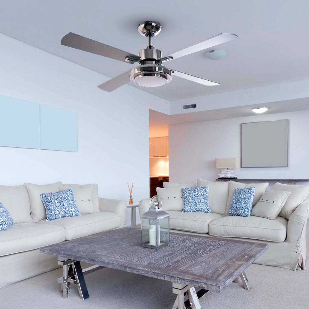 Ventilador Luxor 52″ CH Satinado instalado en sala amplia