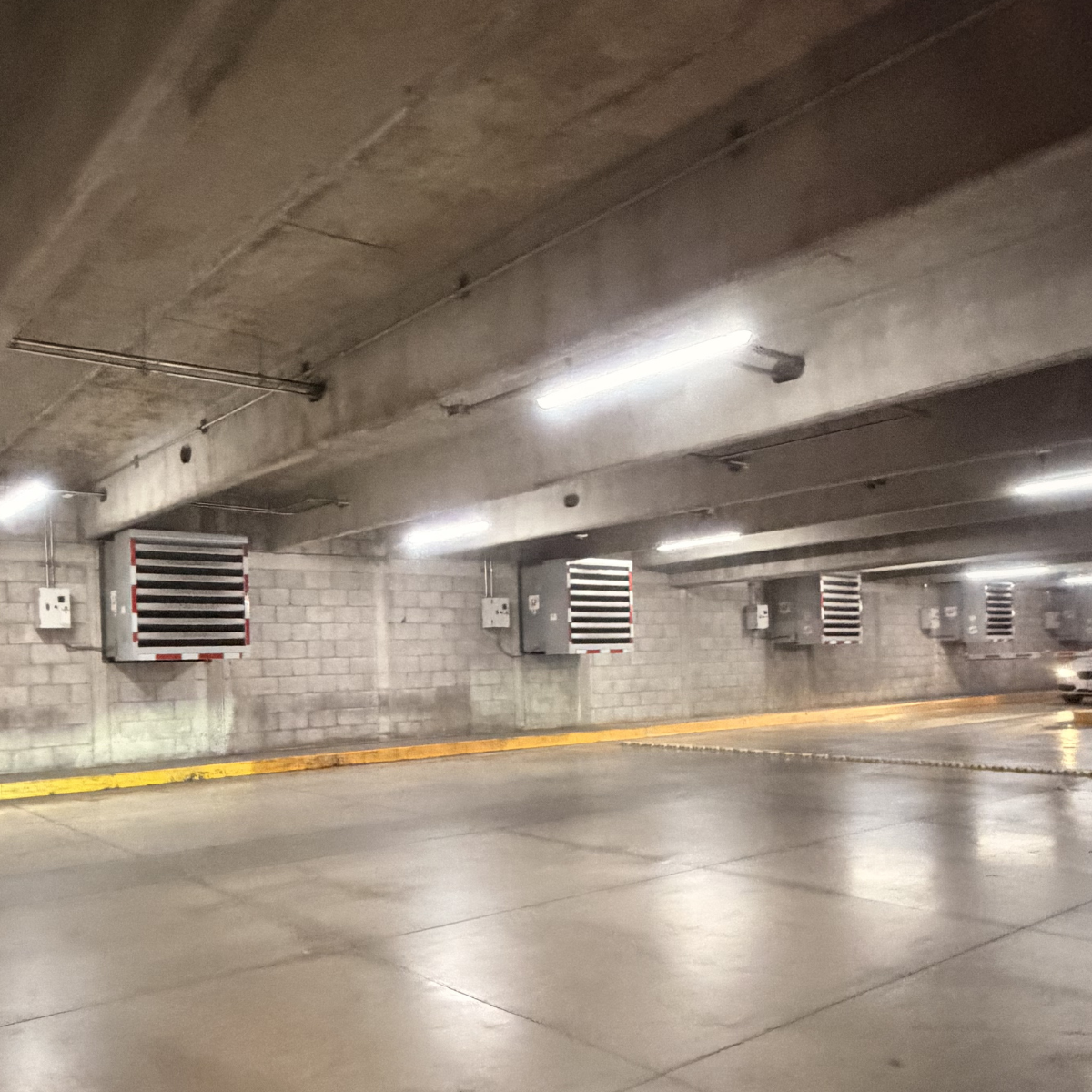 Extractores HGT en Estacionamiento Comercial