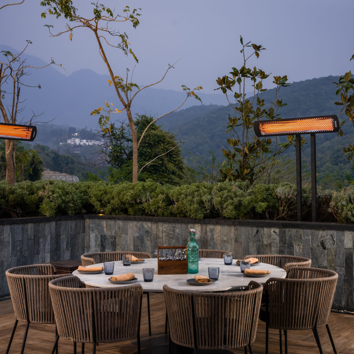 Calefactor Bromic Tungsten 4000 en terraza al aire libre de día