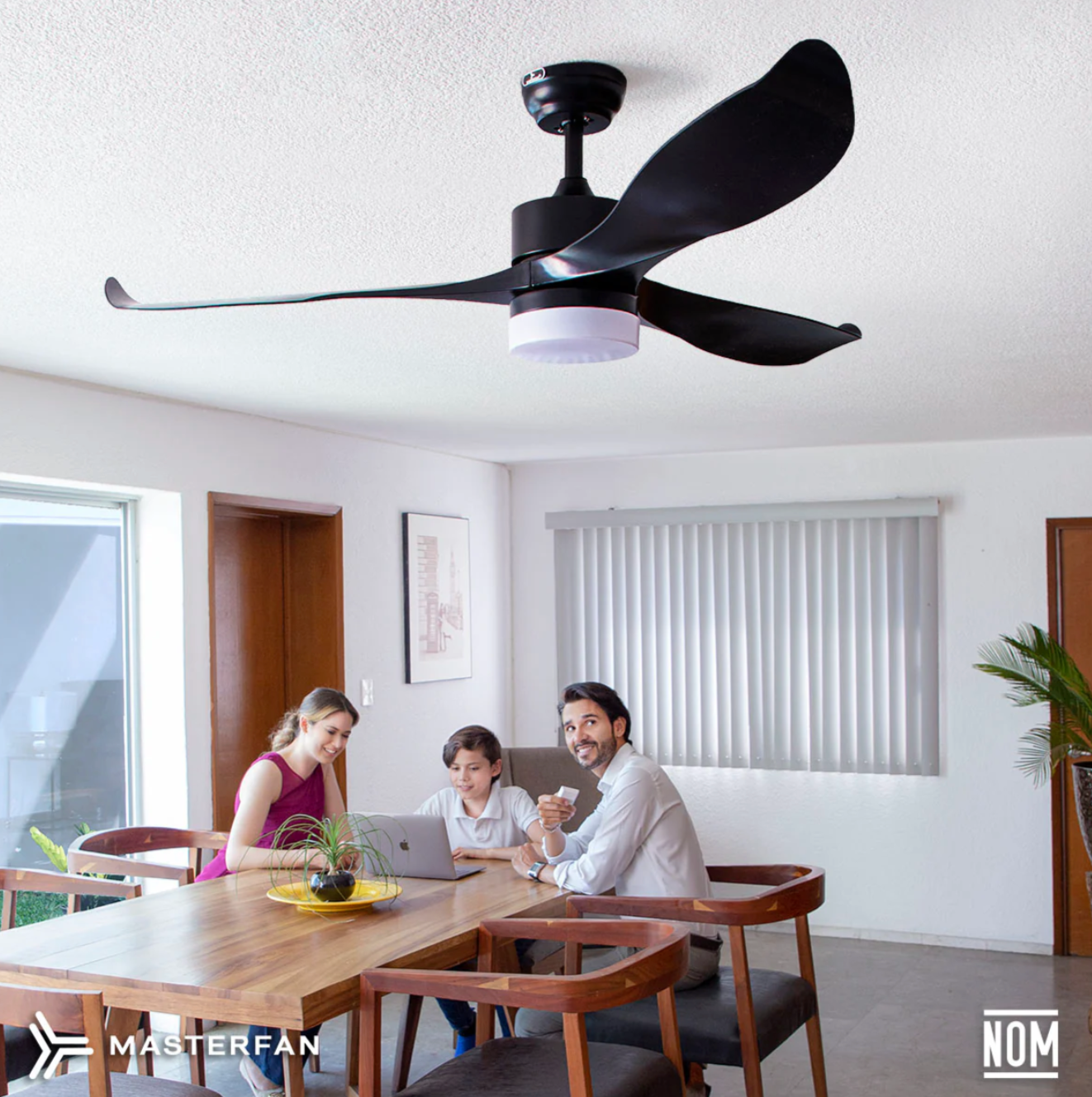 Ventilador Fénix 56″ Negro funcionando en espacio grande