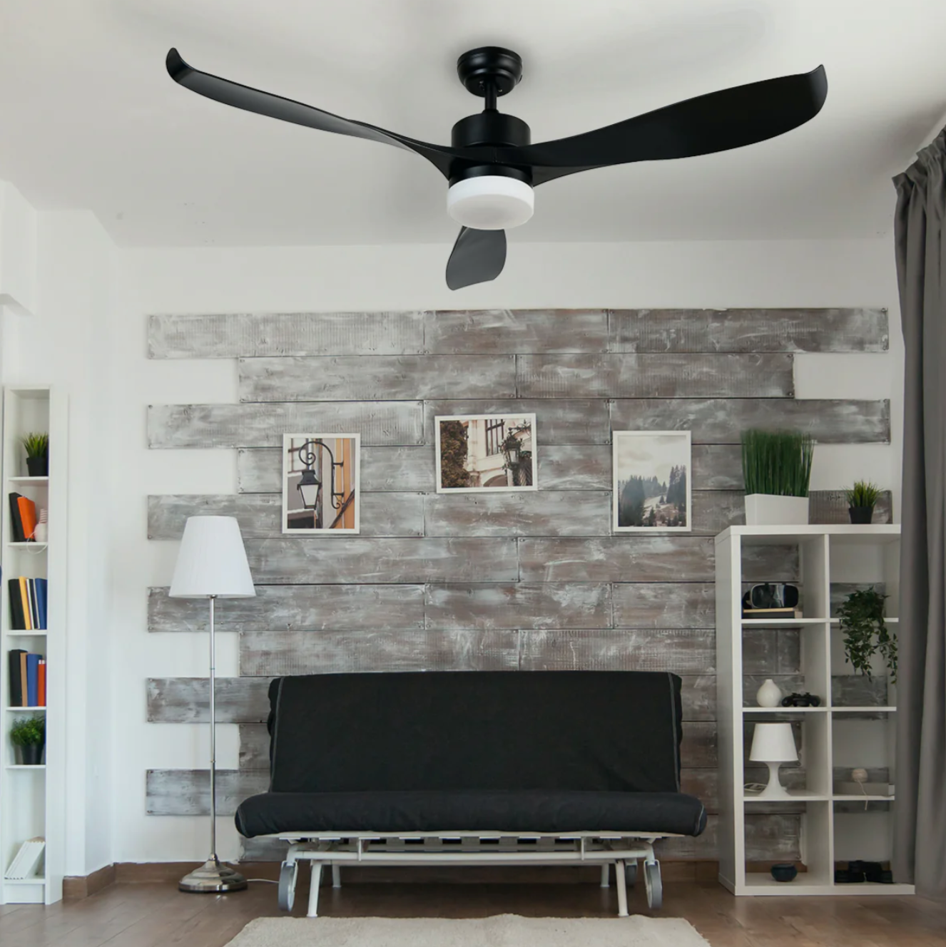 Ventilador Fénix 56″ Negro instalado en sala amplia