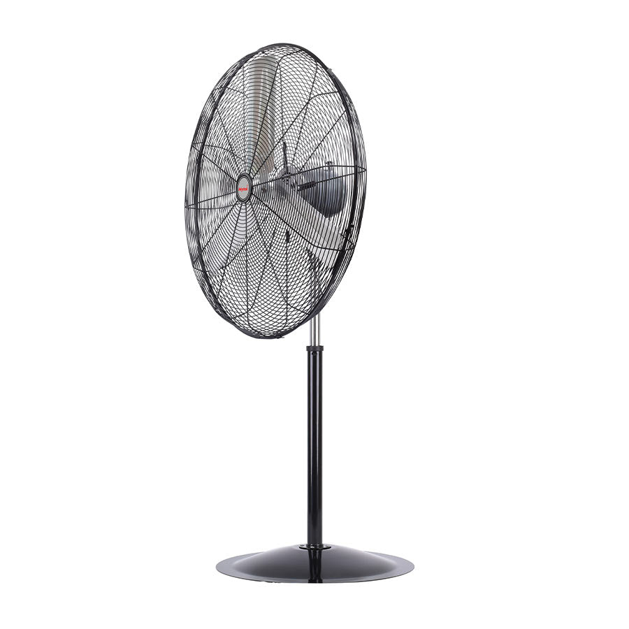 Ventilador industrial de pedestal MYTEK 3421 en uso en taller — oscilación 90° para cobertura amplia