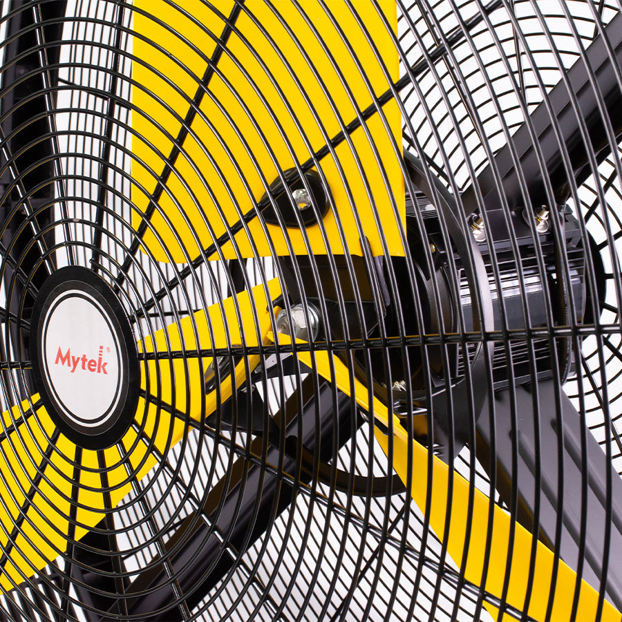 Detalle de ruedas con freno del ventilador industrial MYTEK 3410 para bodegas y naves industriales